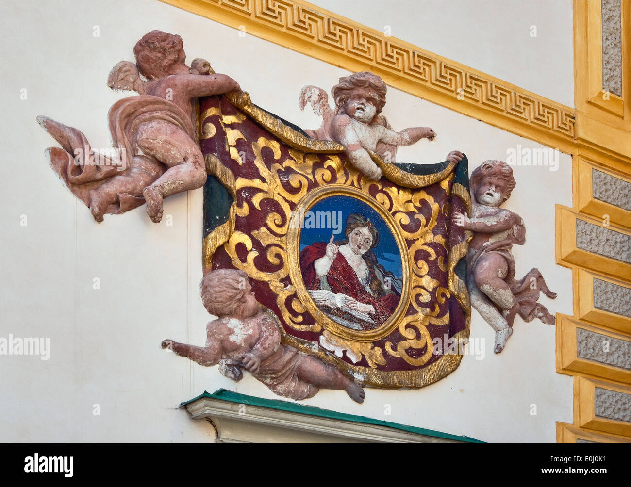 Sibylle Mosaik gehaltenen Putten, Medaillon in Wilanów Palast in Warschau, Polen Stockfoto
