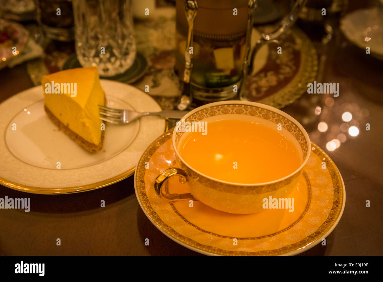 Käsekuchen und einer Tasse Tee Stockfoto