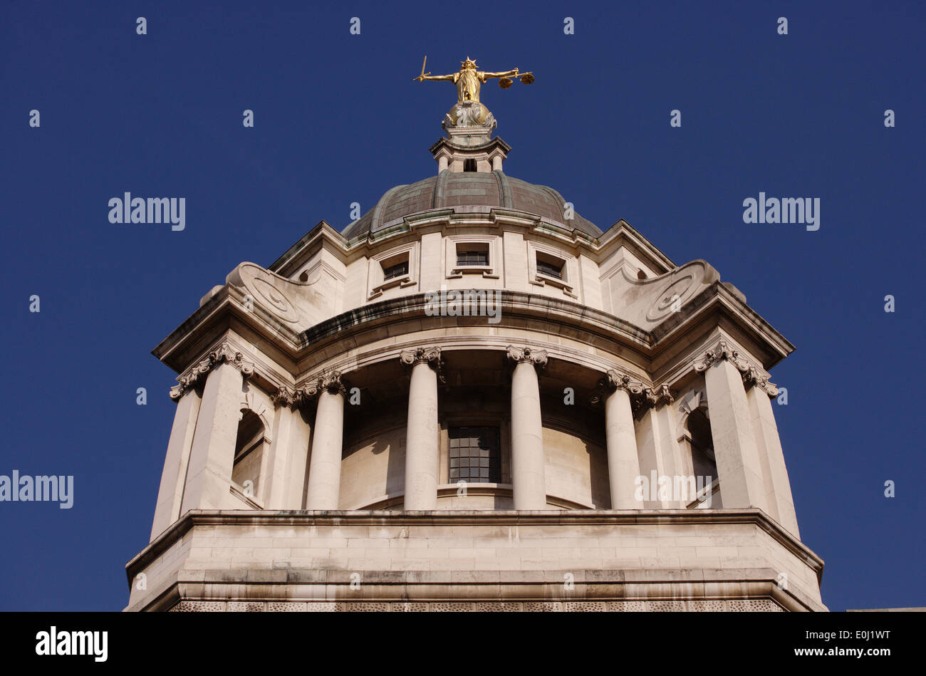 Statue der Justitia auf dem Dach des Old Bailey, dem zentralen Strafgerichtshof Old Bailey, City of London, EG4 Stockfoto