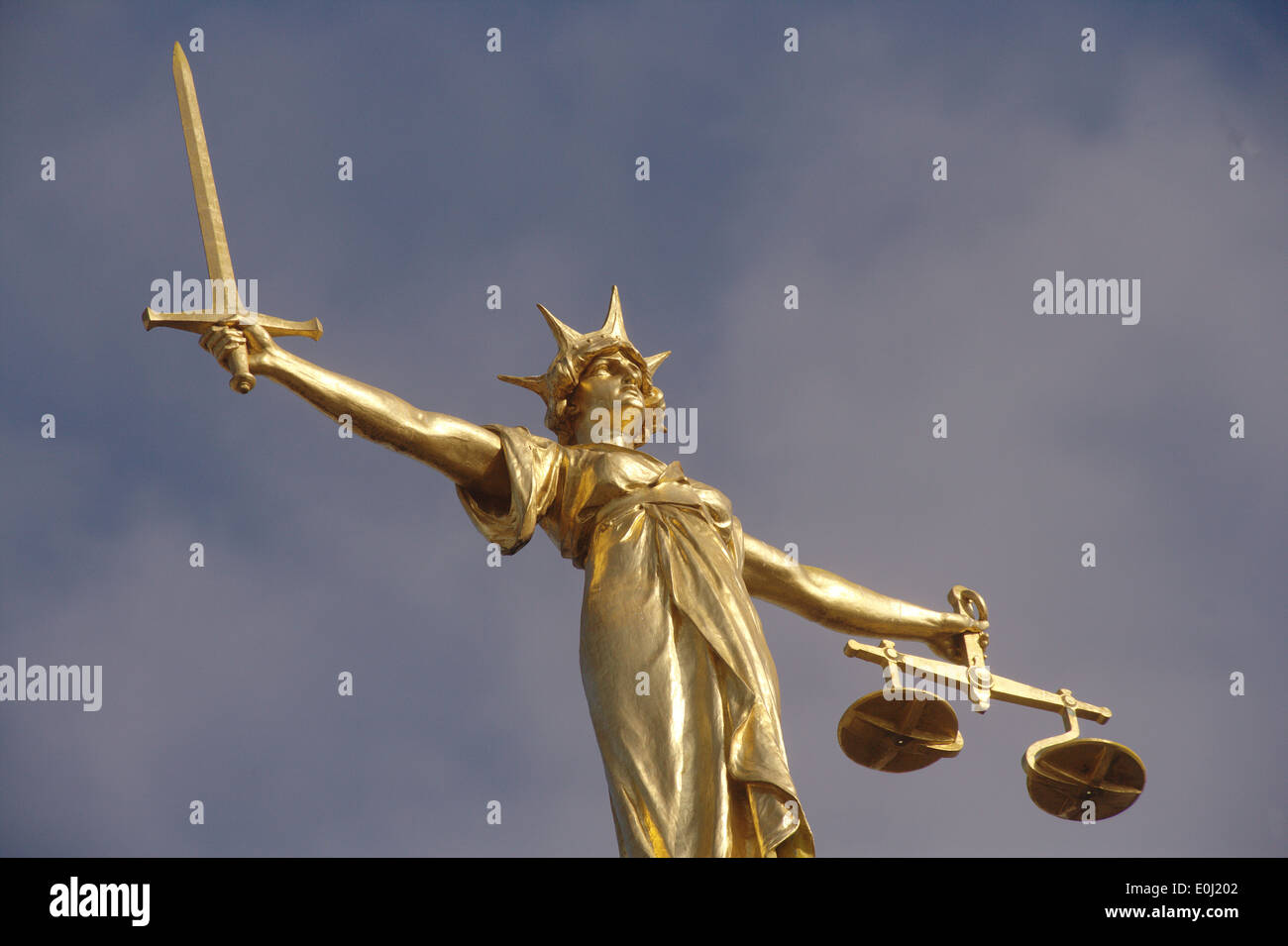 Statue der Justitia auf dem Dach des Old Bailey, dem zentralen Strafgerichtshof Old Bailey, City of London, EG4 Stockfoto