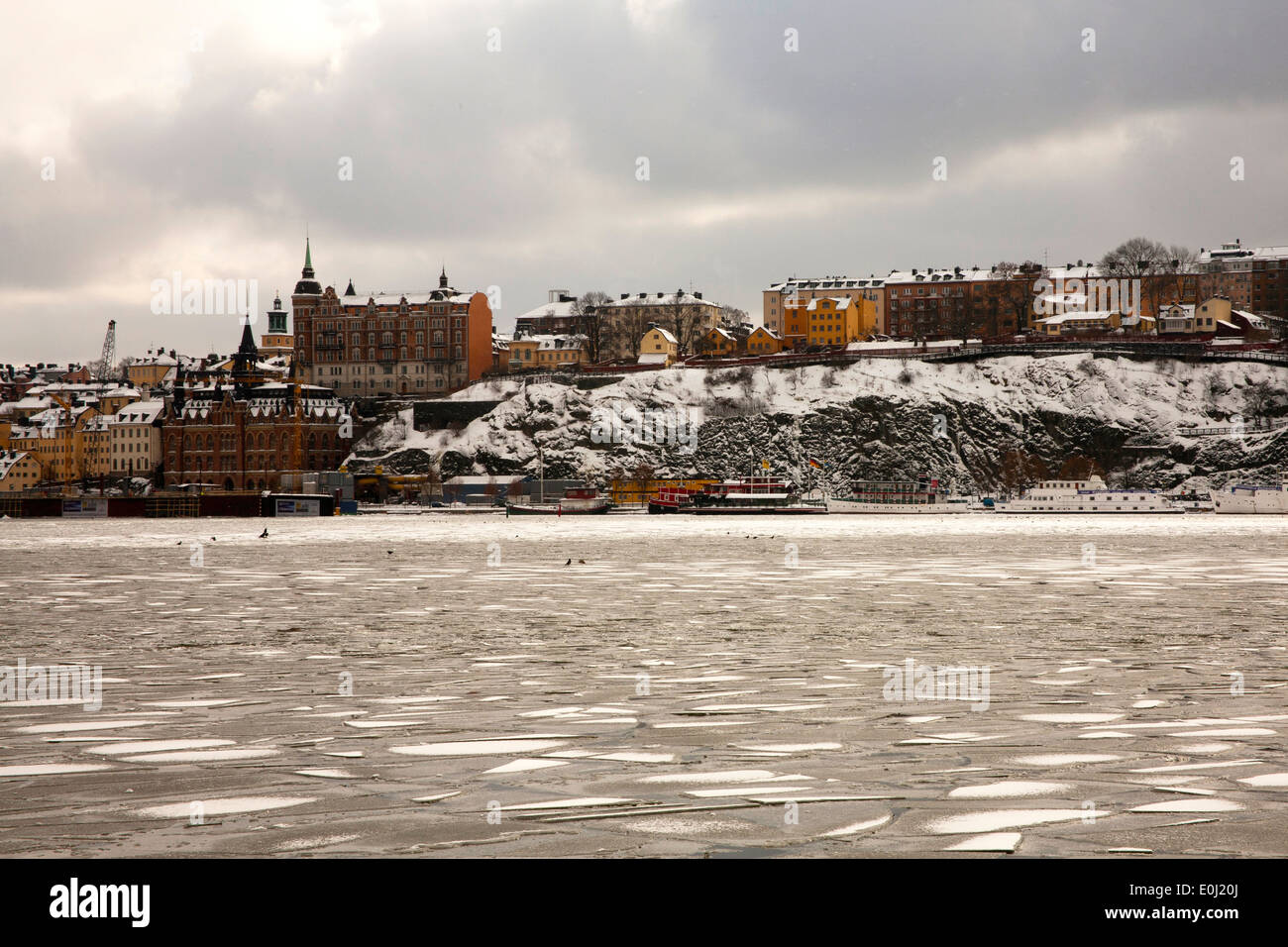 Aussicht auf Gamla Stan (Altstadt) aus über den gefrorenen Hafen Stockfoto
