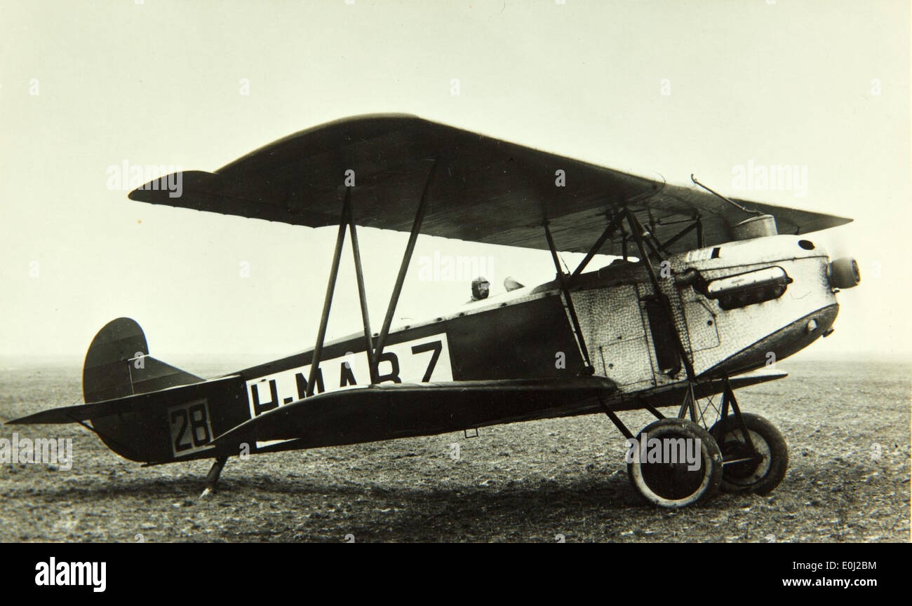 Der Fokker C.. IV war ein niederländisches Aufklärungs- und Leichtbomberflugzeug, das Anfang des 20. Jahrhunderts eingesetzt wurde. Dieses Flugzeug, Teil der Fokker-Serie, wurde während des Ersten Weltkriegs von verschiedenen Nationen eingesetzt und war für seine Zuverlässigkeit und Agilität bei Aufklärungsmissionen bekannt. Das C.. IV wurde nach seinem Kriegsdienst sowohl für militärische als auch für zivile Zwecke eingesetzt. Stockfoto