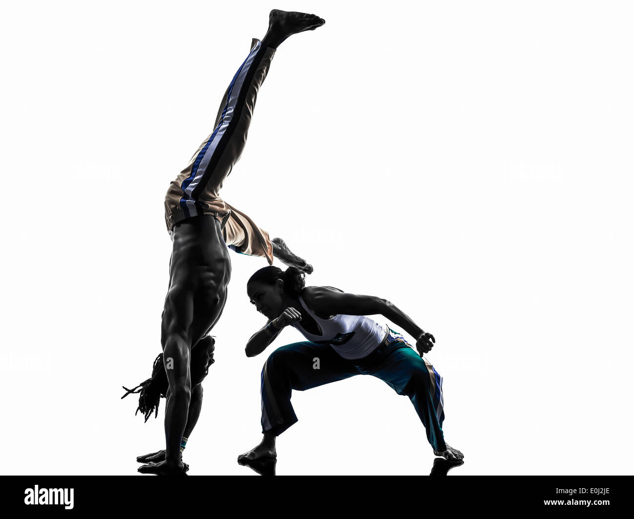 zwei Personen paar Capoeira Tänzer tanzen im Silhouette Studio isoliert auf weißem Hintergrund Stockfoto