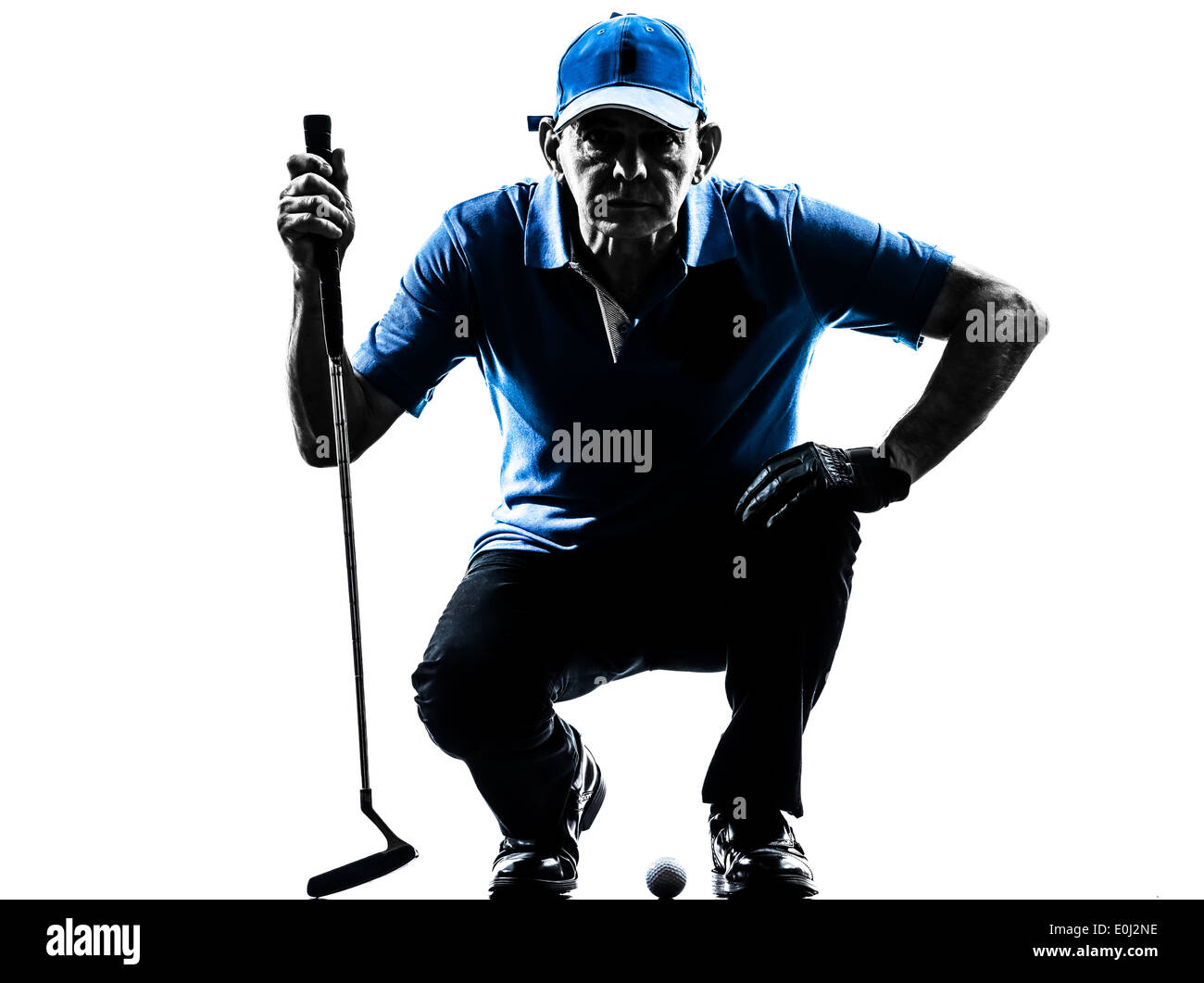 ein Mann Golfer Golfen hockend Silhouette Studio isoliert auf weißem Hintergrund Stockfoto