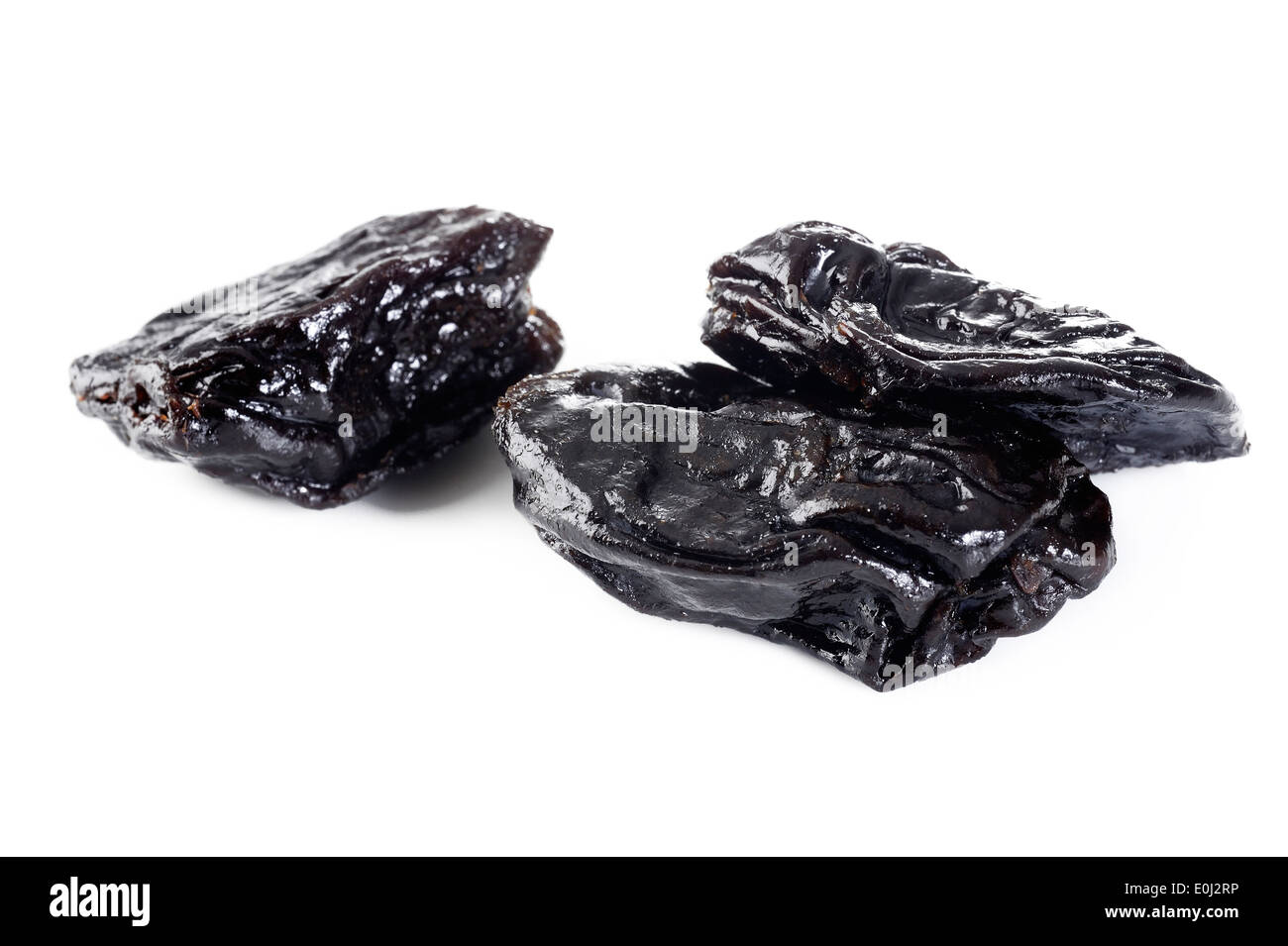 Getrocknete Pflaumen auf weißem Hintergrund Stockfoto