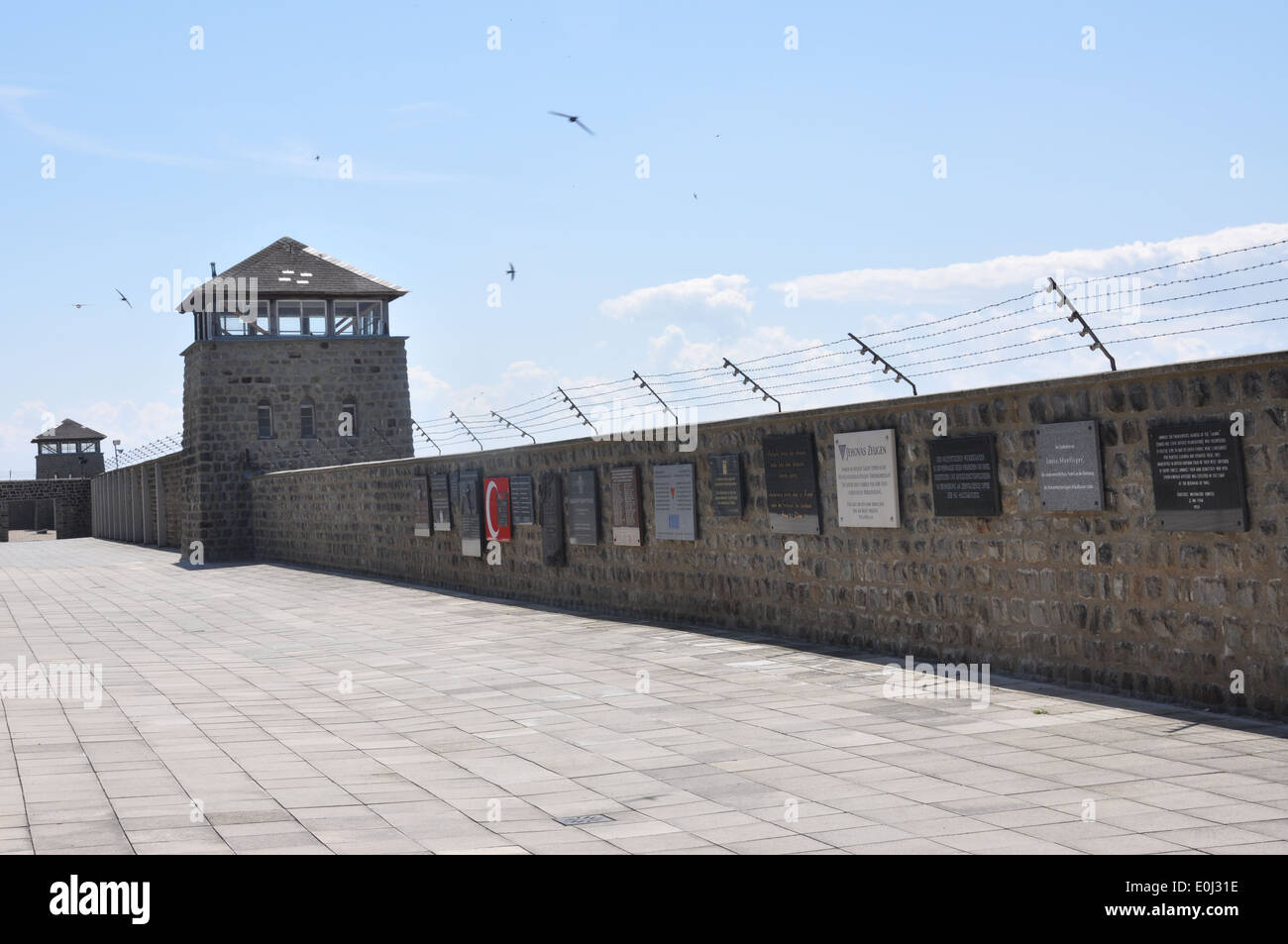 Wachturm und die Wände des KZ Mauthausen, Österreich. Stockfoto