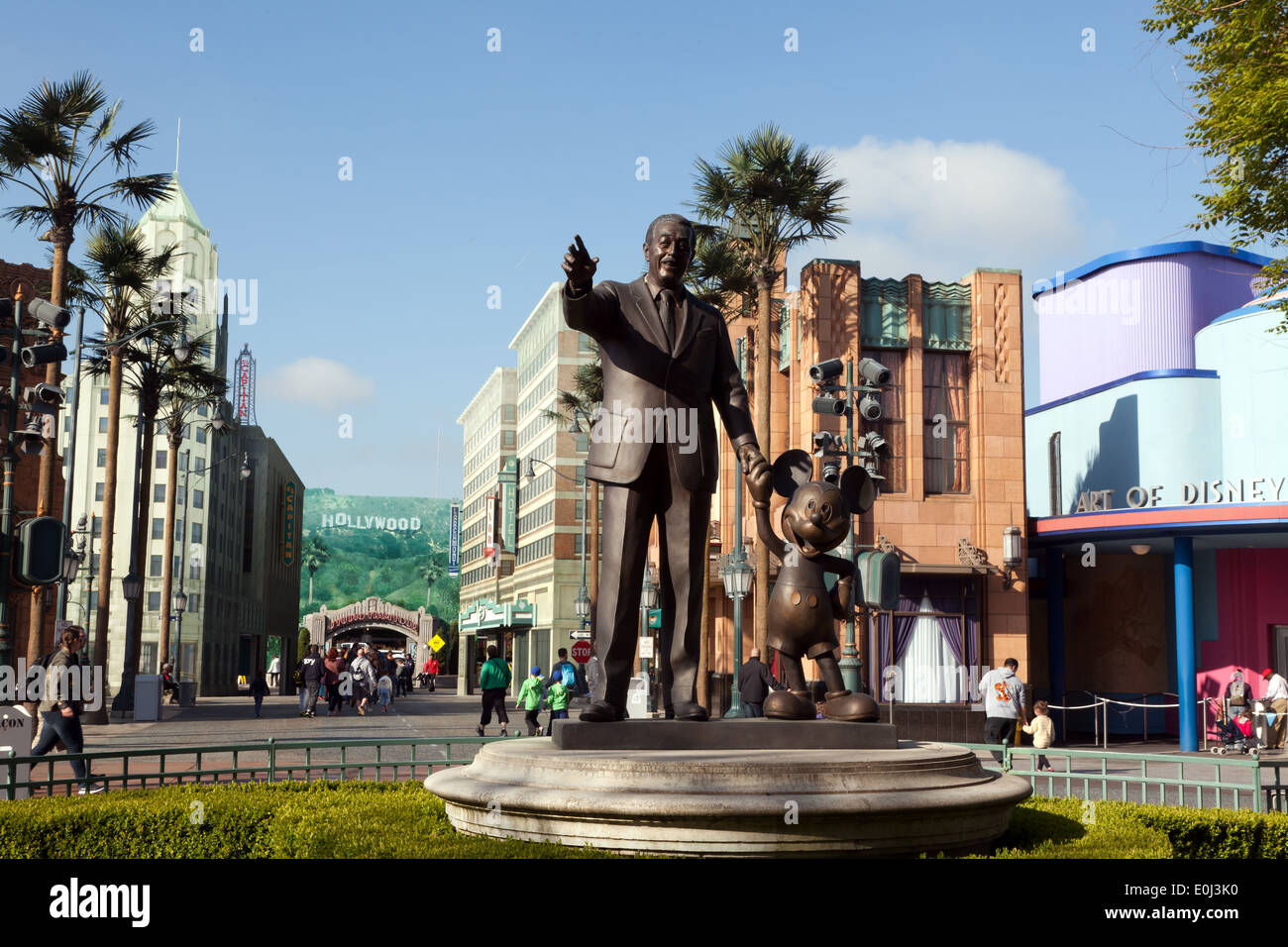 Innenansicht der Eingang von den Walt-Disney-Studios, Marne-la-Vallée, Frankreich. Zeigt eine Statue von Walt Disney und Micky Maus. Stockfoto