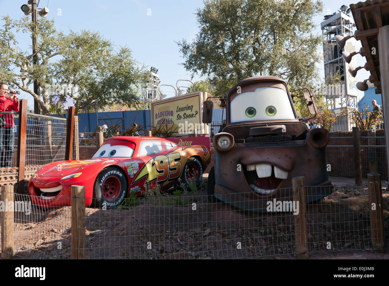 Lightning McQueen und Mater von Autos in der Cars Race Rally Fahrt in den Walt Disney Studios, Marne-la-Vallée, Frankreich. Stockfoto