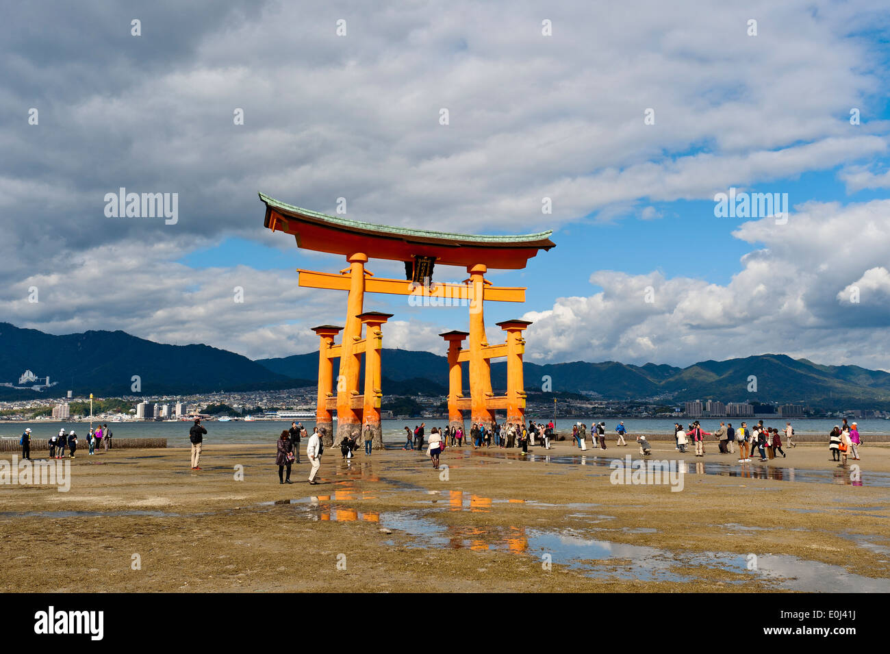 Japan Torii-tor Insel Miyajima Itsukushima Schrein Touristen bei der UNESCO Weltkulturerbe Stockfoto