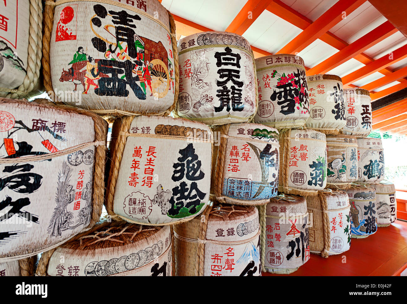 Sake Fässer im Itsukushima-Schrein, Insel Miyajima, UNESCO-Weltkulturerbe, Japan. Stockfoto