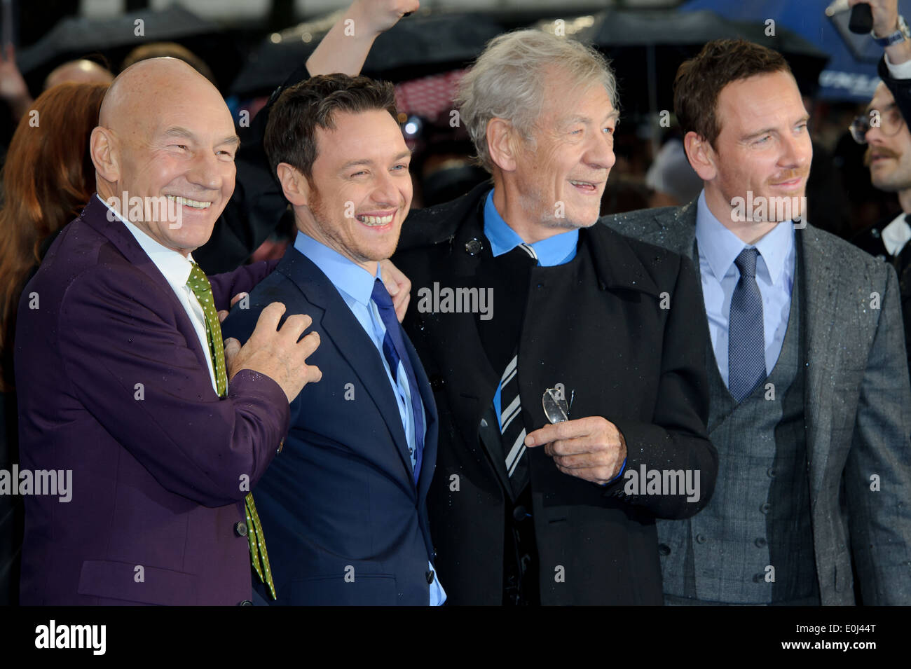 Sir Ian McKellen, Patrick Stewart, James McAvoy und Michael Fassbender für die UK Premiere von X-Men Days Of Future Past zu gelangen. Stockfoto