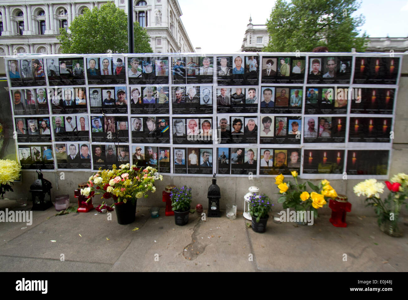 Westminster London UK. 14. Mai 2014. An der Wand gegenüber Downing Street befindet sich ein Schrein mit den Bildern und Namen der Opfer der Euromajdan-Protest in der Ukraine. Die Unruhen im 21. November 2013 begannen Euromajdan, das führte zu den Sturz des ukrainischen Präsidenten Viktor Yanukovytch und den Tod von vielen Demonstranten Credit: Amer Ghazzal/Alamy Live-Nachrichten Stockfoto