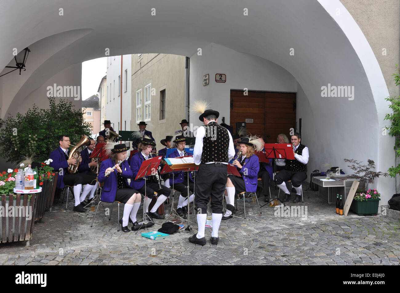 Eine Musikgruppe in traditionelle österreichische Kleid in Krems an der Donau, Österreich. Stockfoto