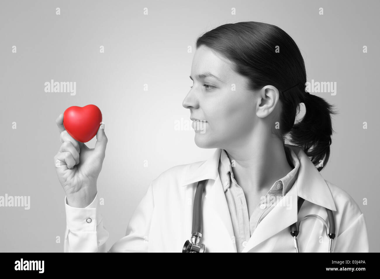 Rotes Herzform in der Hand eines Arztes Stockfoto