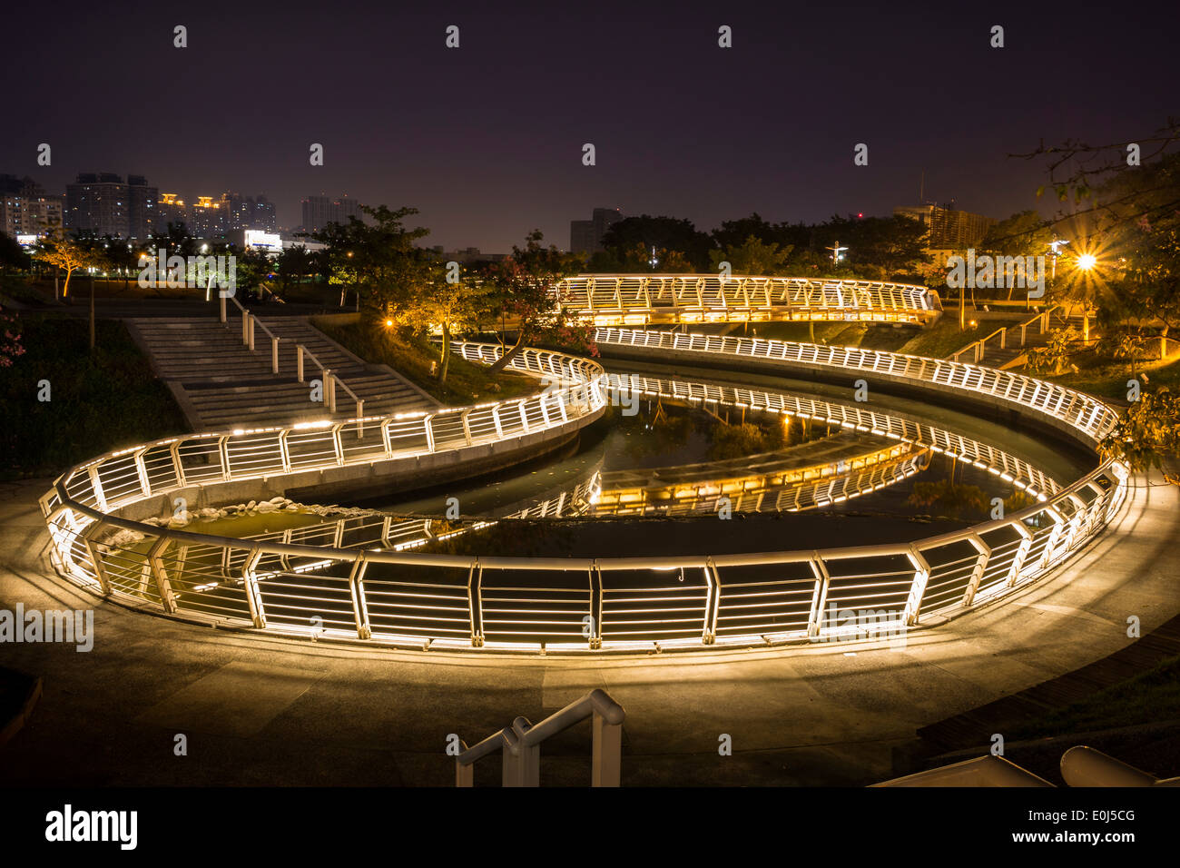 Herz des Flusses Liebe in der Nacht in Kaohsiung, Taiwan Stockfoto