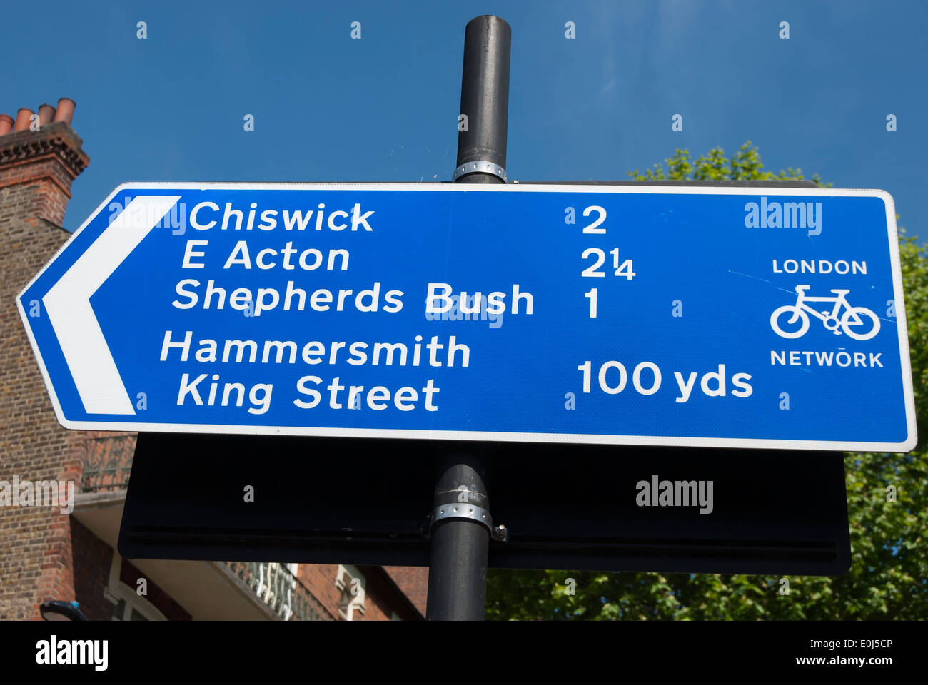Londoner Netz Radfahren Routen Zeichen in Hammersmith, Chiswick, Richtungen und Entfernungen zu shepherds Bush und East acton Stockfoto