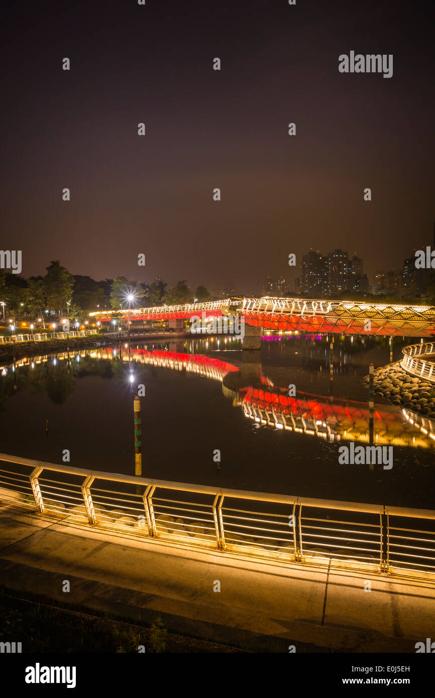 Rainbow Bridge bei Nacht in Kaohsiung, Taiwan Stockfoto