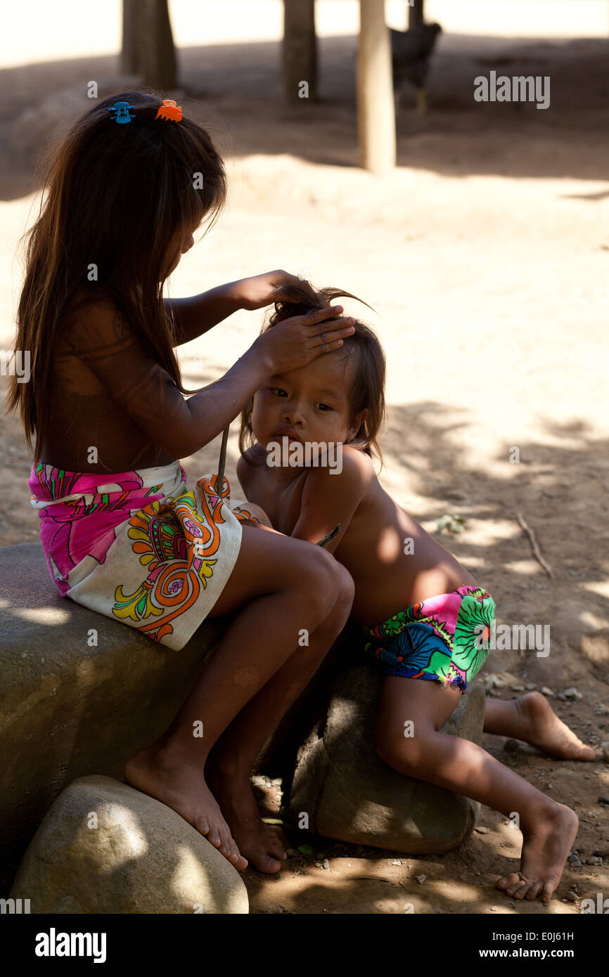 Embera indische Kinder im Dorf Embera Puru neben Rio Pequeni, Republik von Panama. Stockfoto