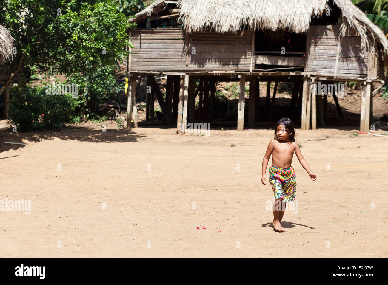 Embera indisches Kind im Dorf Embera Puru neben Rio Pequeni, Republik von Panama. Stockfoto