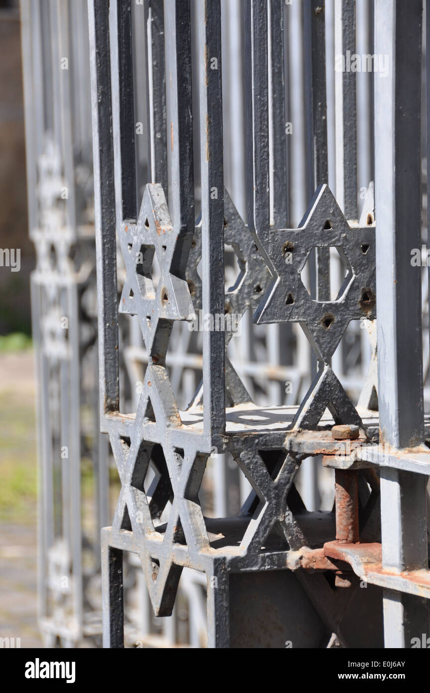 David stern Symbole, die in den Toren Raoul Wallenberg Holocaust Memorial Park an der Rückseite des St Dohany Synagoge, Budapest. Stockfoto