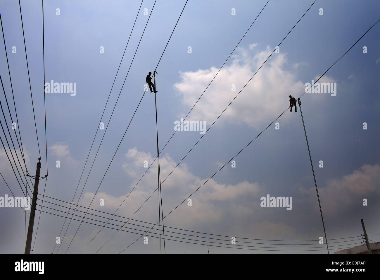 Dhaka, Bangladesch. 14. Mai 2014. Bangladeshi Elektriker arbeiten in einer riskanten Situation in Dhaka.   Bildnachweis: Probal Rashid/ZUMA Draht/Alamy Live-Nachrichten Stockfoto