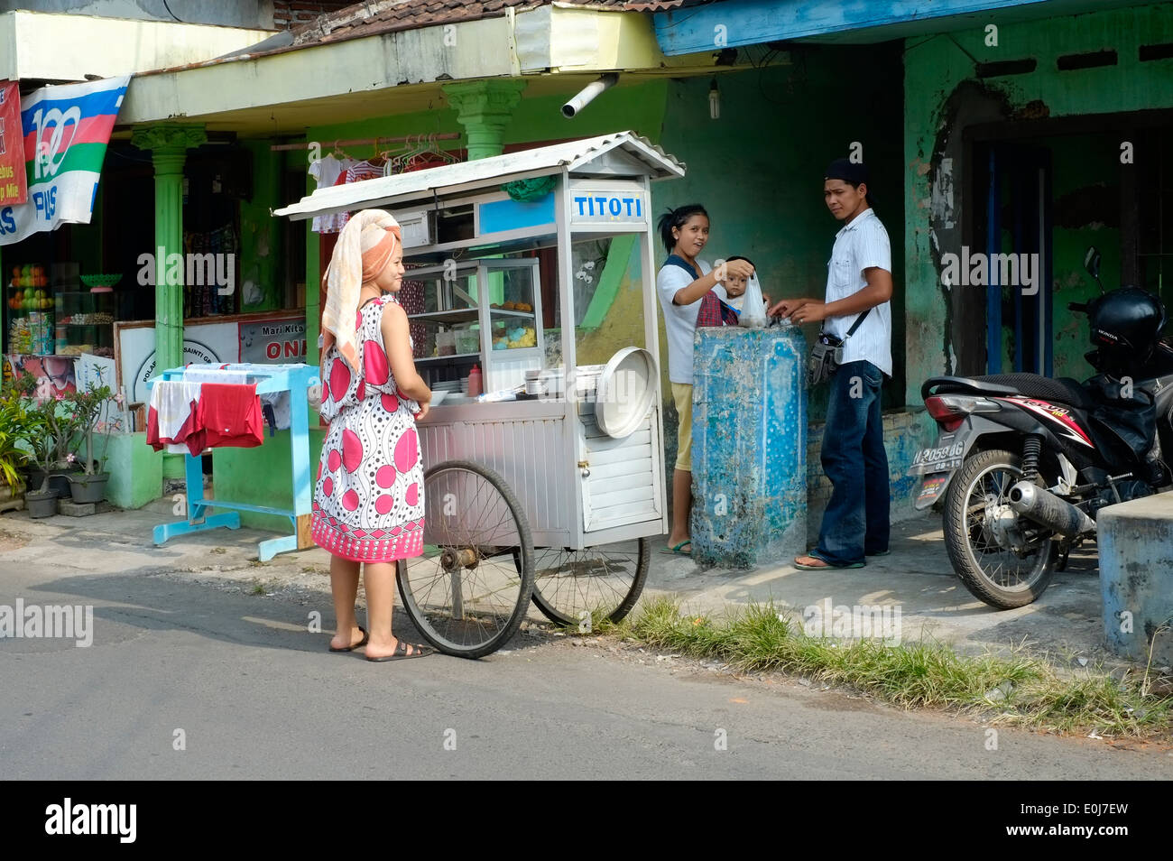 Dorf Frau Bakso Snack von Straßenhändlern Warenkorb in Ost-Java-Indonesien kaufen Stockfoto