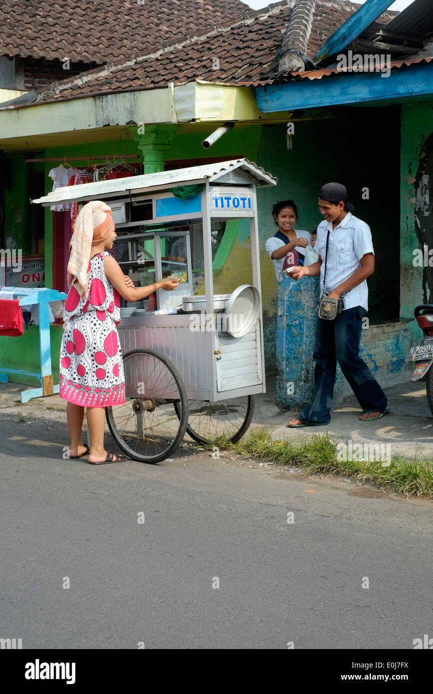Dorf Frau Bakso Snack von Straßenhändlern Warenkorb in Ost-Java-Indonesien kaufen Stockfoto