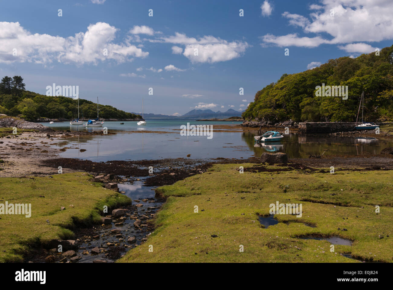 Ein Blick über Sound Arisaig vorbei Samalaman Insel Stockfoto