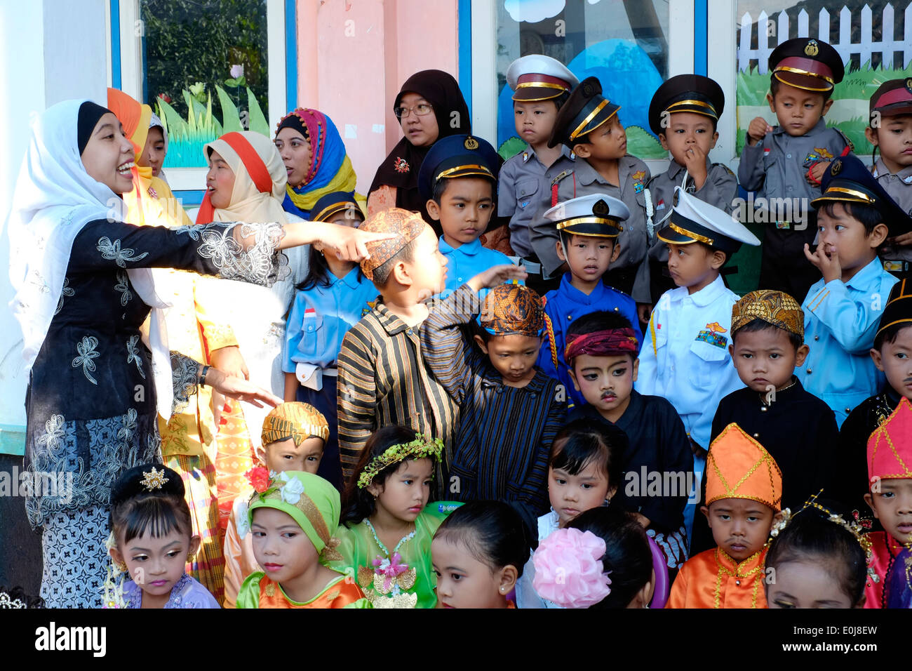 indonesischer Schulkinder verkleidet den jährlichen Feiern am 21. April Indonesien Frau Held Tag Hari Kartini Stockfoto