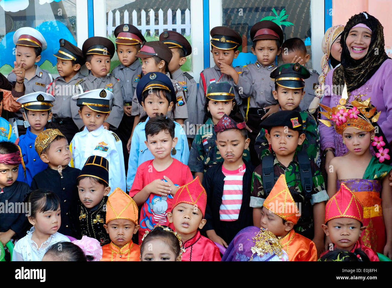indonesischer Schulkinder verkleidet den jährlichen Feiern am 21. April Indonesien Frau Held Tag Hari Kartini Stockfoto