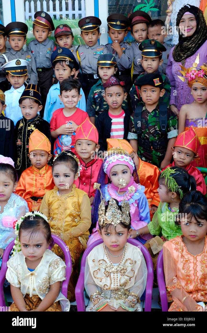 indonesischer Schulkinder verkleidet den jährlichen Feiern am 21. April Indonesien Frau Held Tag Hari Kartini Stockfoto