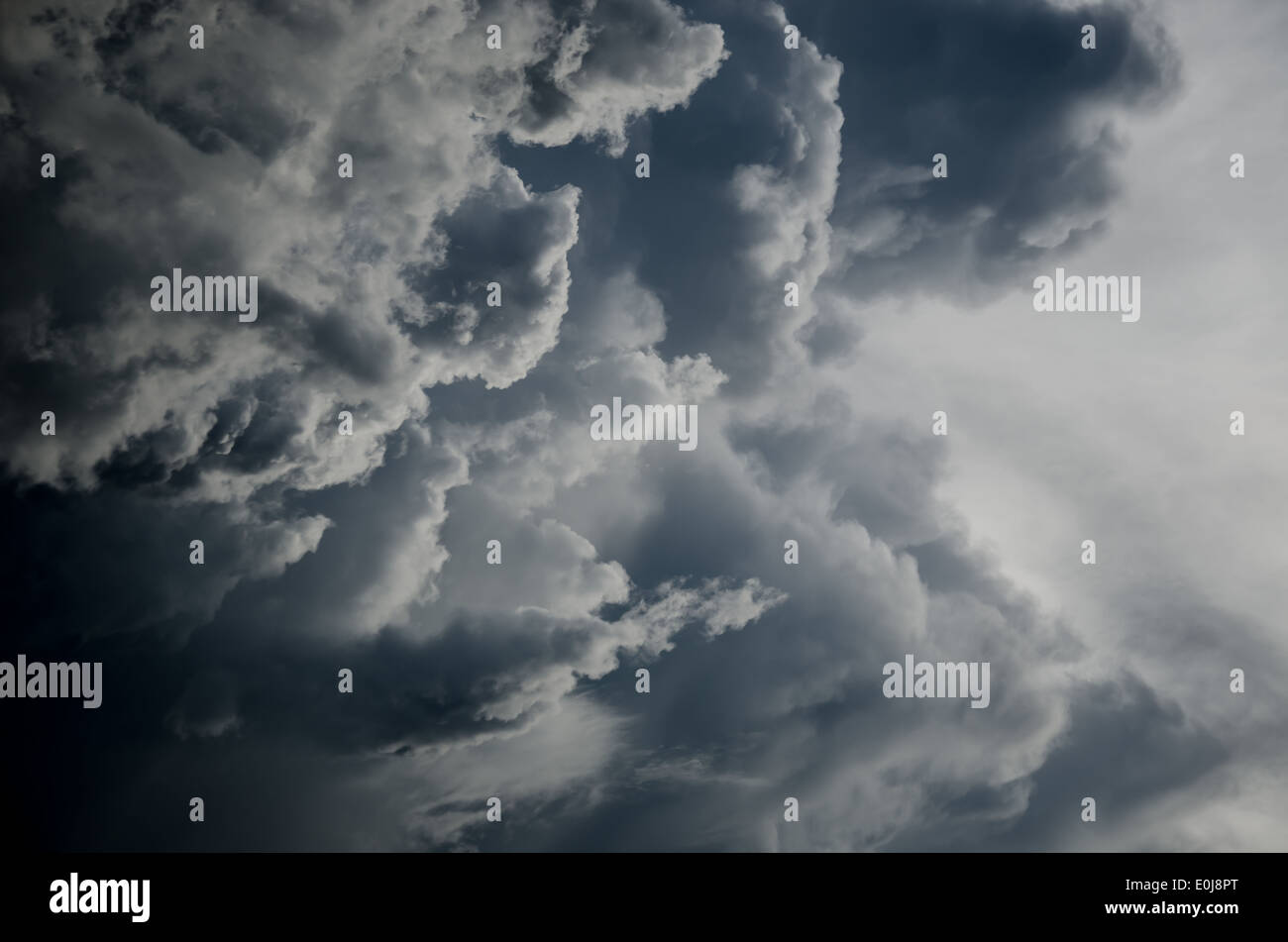 dunkle Wolke und Sturm in den Himmel Stockfoto