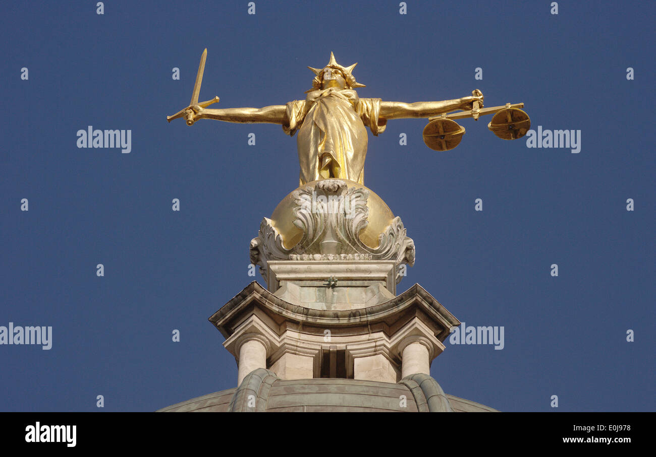 Statue der Justitia auf dem Dach des Old Bailey, dem zentralen Strafgerichtshof Old Bailey, City of London, EG4 Stockfoto