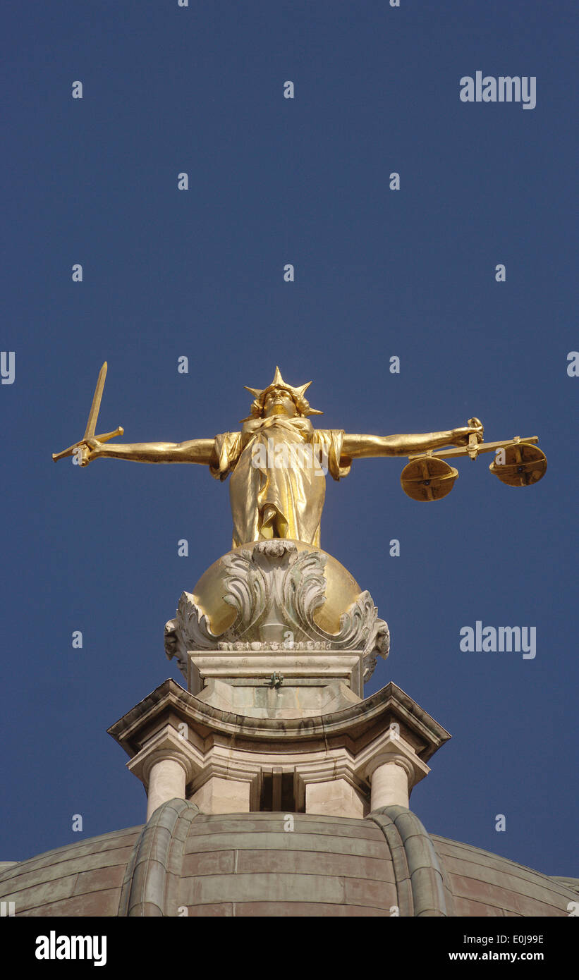 Statue der Justitia auf dem Dach des Old Bailey, dem zentralen Strafgerichtshof Old Bailey, City of London, EG4 Stockfoto