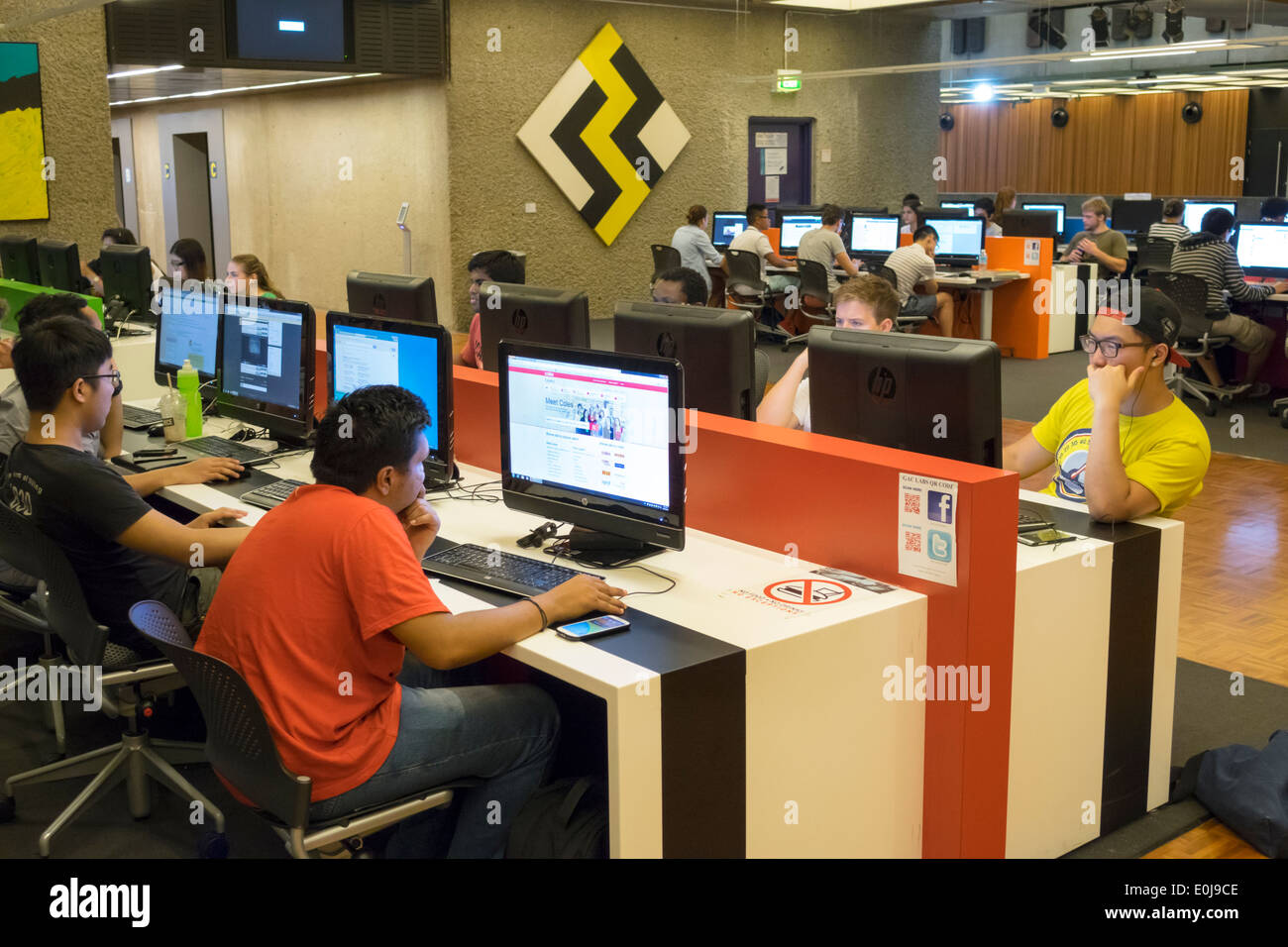 Sydney Australien, UTS, University of Technology Sydney, Campus, Bibliothek, Studenten, die studieren, Computer, Bildschirm, Monitor, asiatischer Mann, Männer, Internet Stockfoto