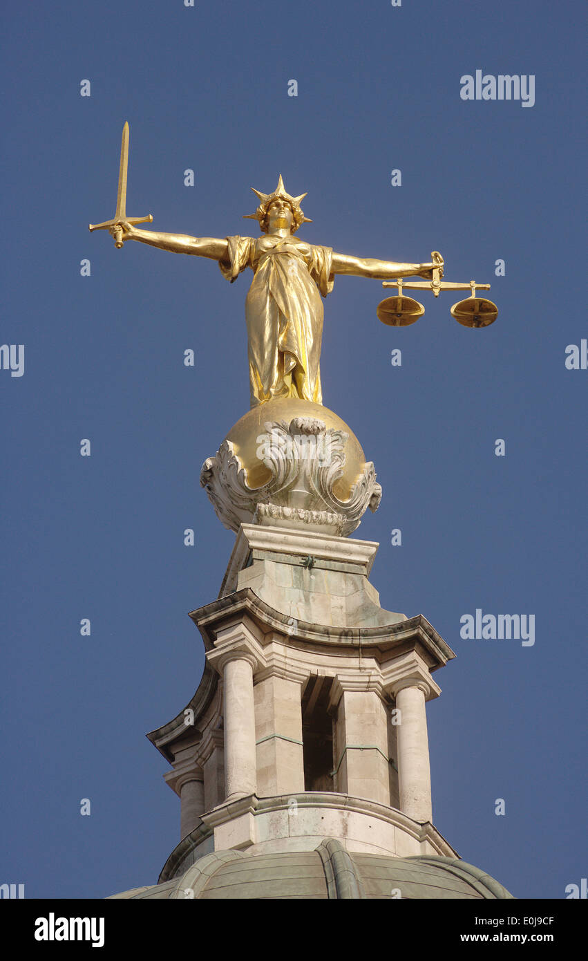 Statue der Justitia auf dem Dach des Old Bailey, dem zentralen Strafgerichtshof Old Bailey, City of London, EG4 Stockfoto