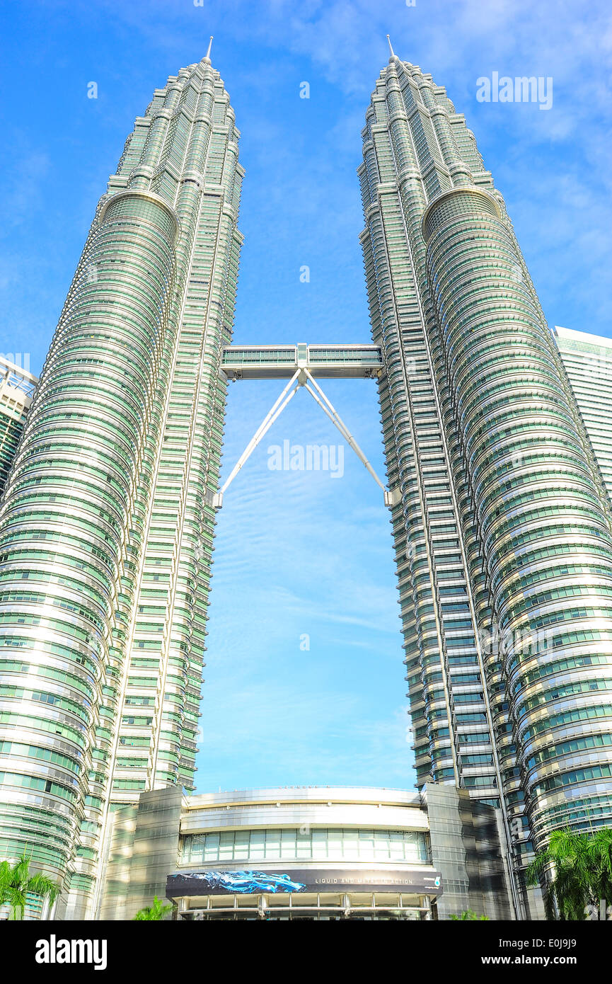 Blick auf die Petronas Twin Towers in Kuala Lumpur. Petronas sind die höchsten Twin-Gebäude der Welt (451,9 m) Stockfoto