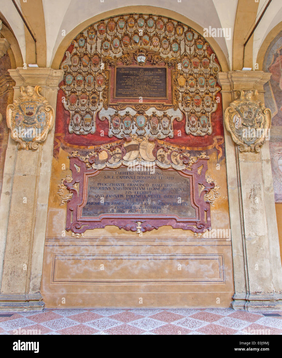 BOLOGNA, Italien - 15. März 2014: Fresken und Epitaphien aus externen Atrium des Archiginnasio Stockfoto