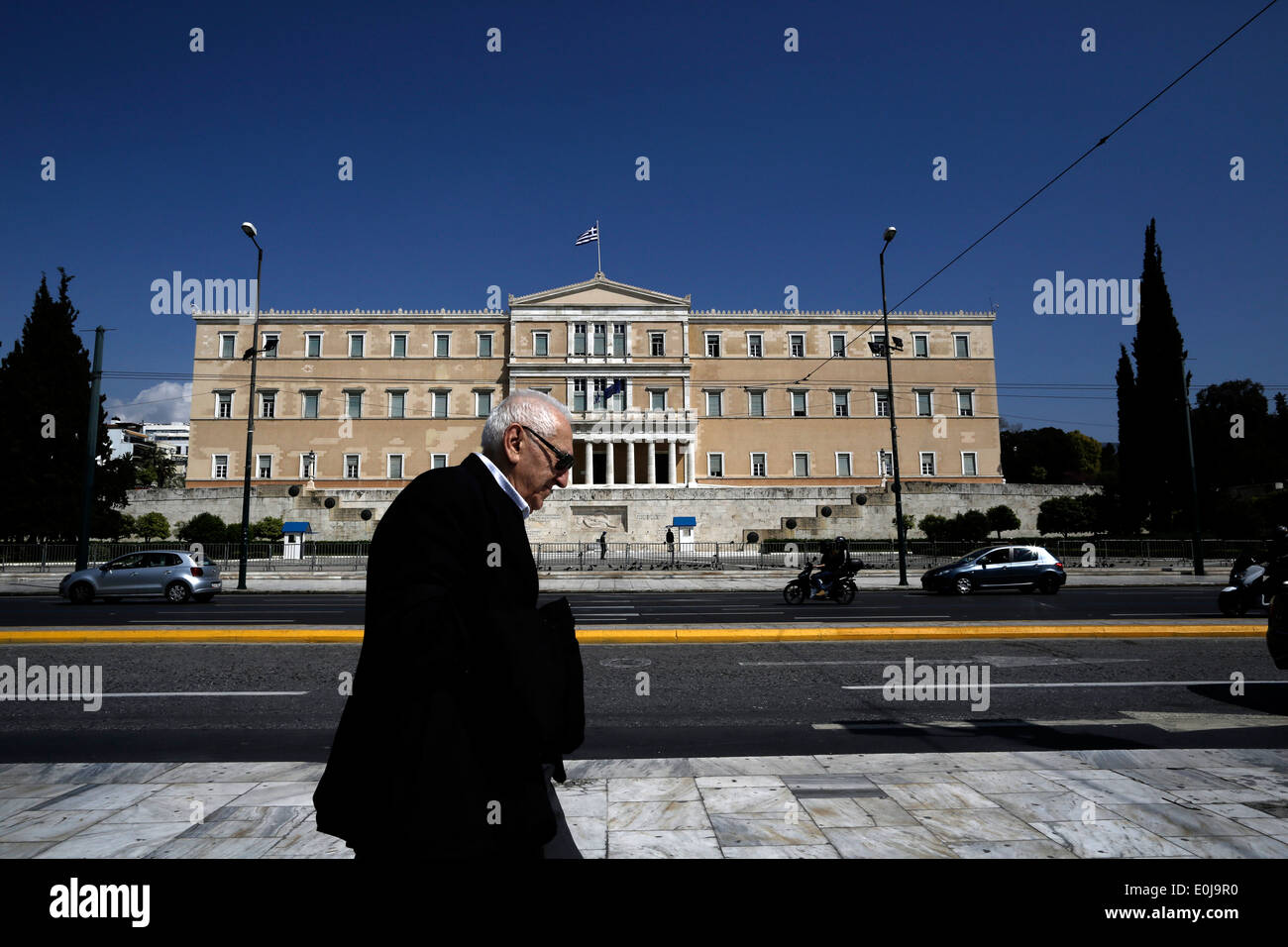Ein älterer Mann geht vorbei an das griechische Parlament in Athen, Griechenland Stockfoto