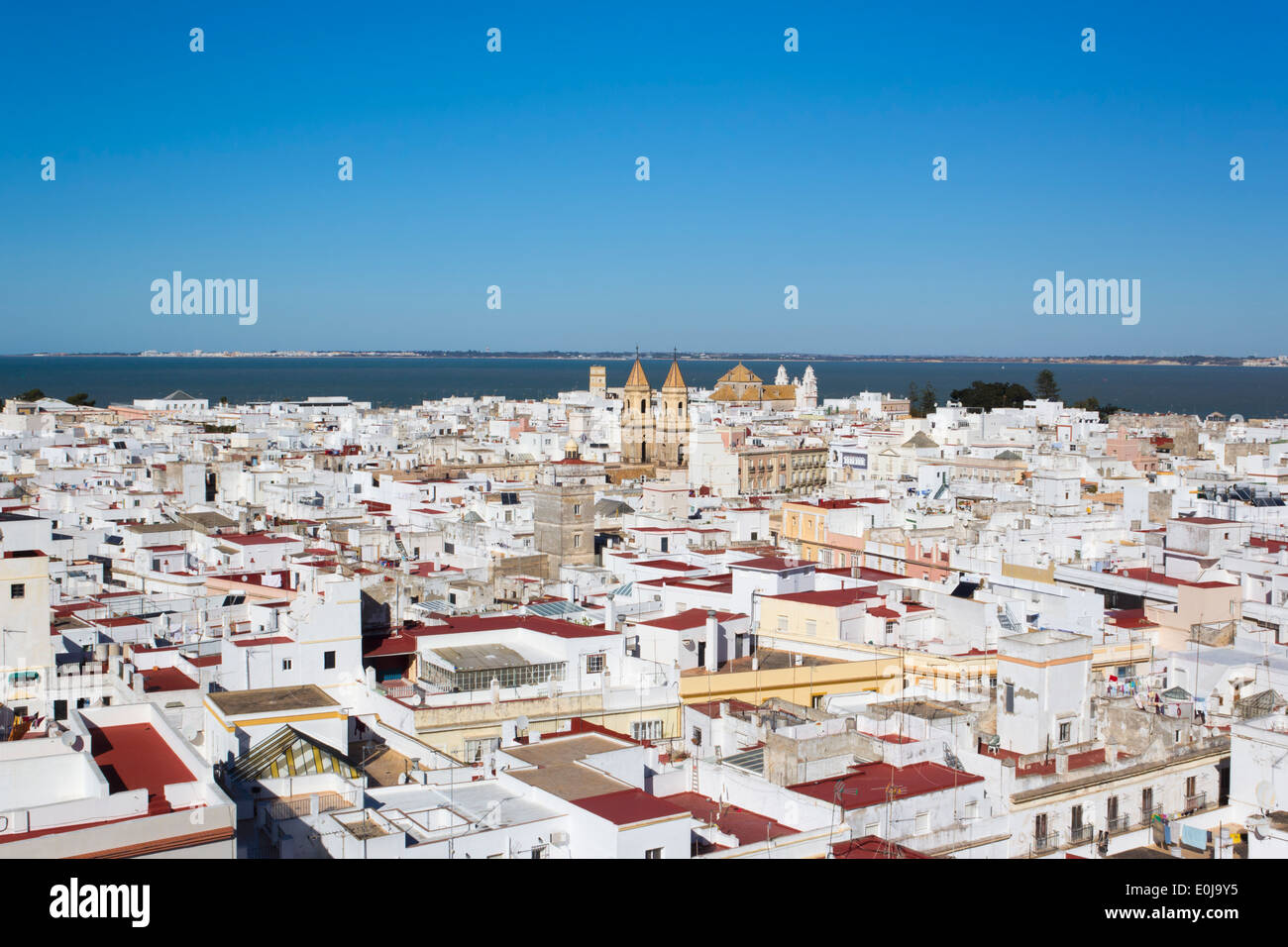 Cadiz, Costa De La Luz, Andalusien, Spanien. Gesamtansicht der Stadt von La Torre Tavira oder The Tavira Tower. Stockfoto