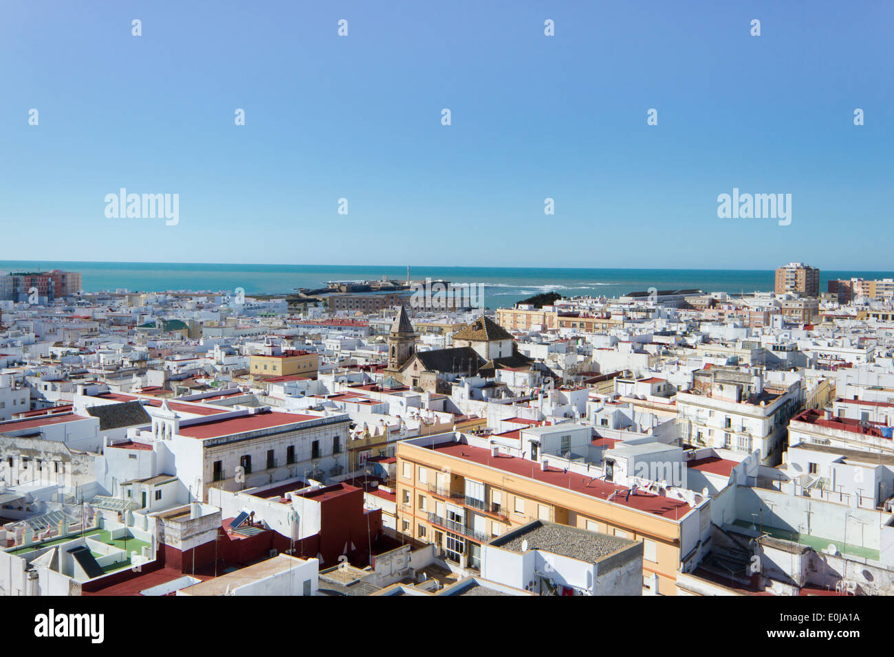 Cadiz, Costa De La Luz, Andalusien, Spanien. Gesamtansicht der Stadt von La Torre Tavira oder The Tavira Tower. Stockfoto
