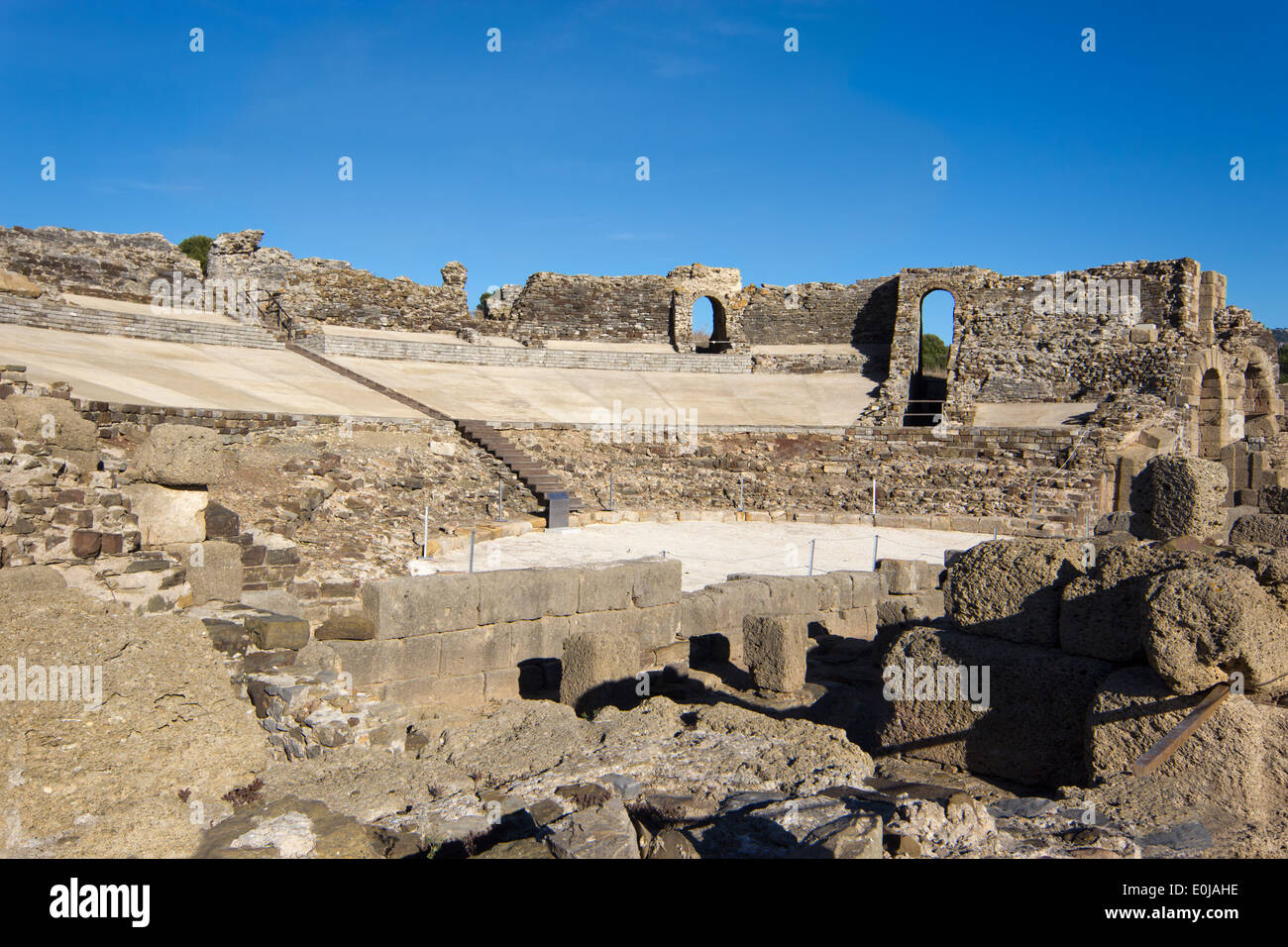 Die Ruinen von Baelo Claudia, Bolonia, Provinz Cádiz, Costa De La Luz, Andalusien, Spanien. Das Theater. Stockfoto