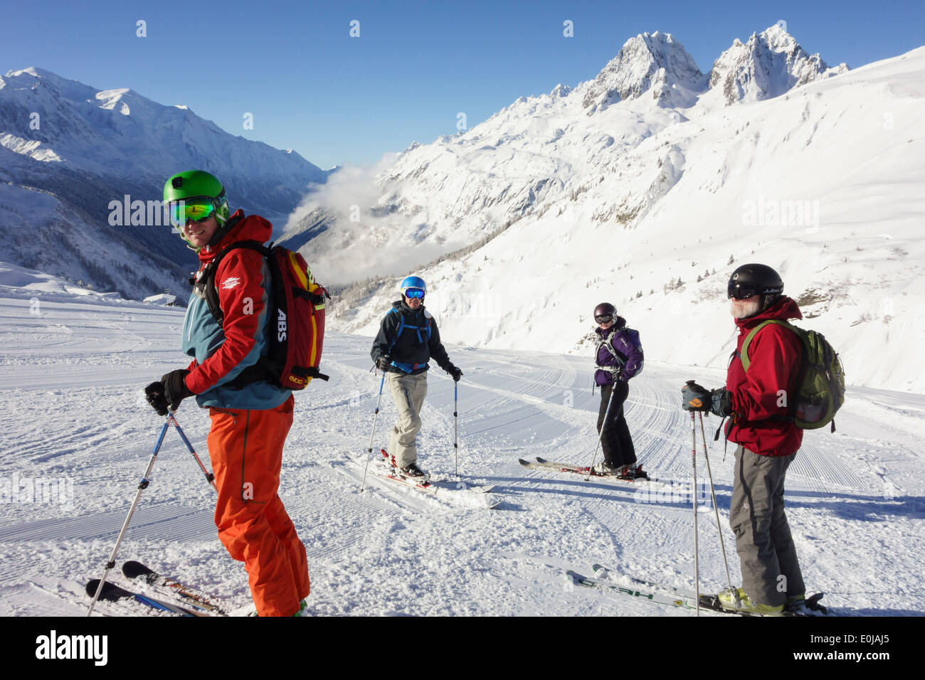 Ski Guide mit ABS Lawinen Rucksack für Sicherheit auf Skipisten in Le Tour Resort in den Französischen Alpen. Chamonix-Mont-Blanc Frankreich Europa Stockfoto
