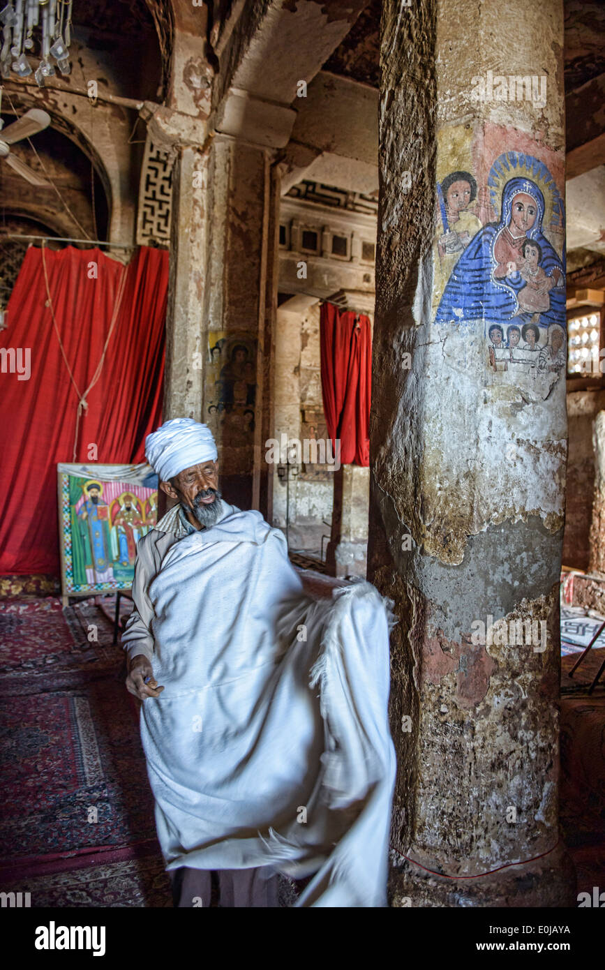 Priester beten in den Fels gehauene Abraha wir Atsbeha in Tigray, Äthiopien Kirche Stockfoto