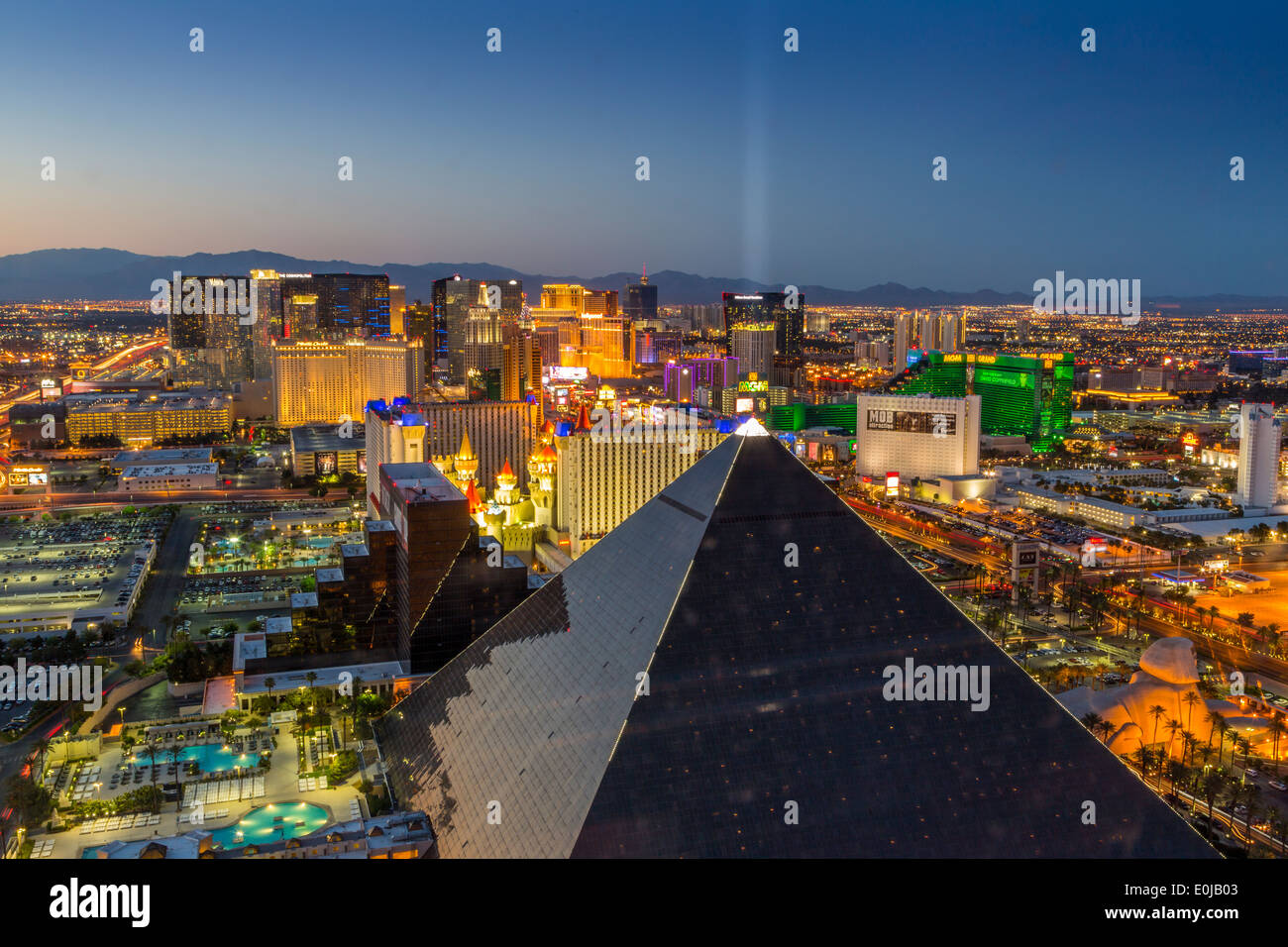 Ein Luftbild von Las Vegas Boulevade (Strip) in der Abenddämmerung, in Las Vegas, Nevada USA Stockfoto