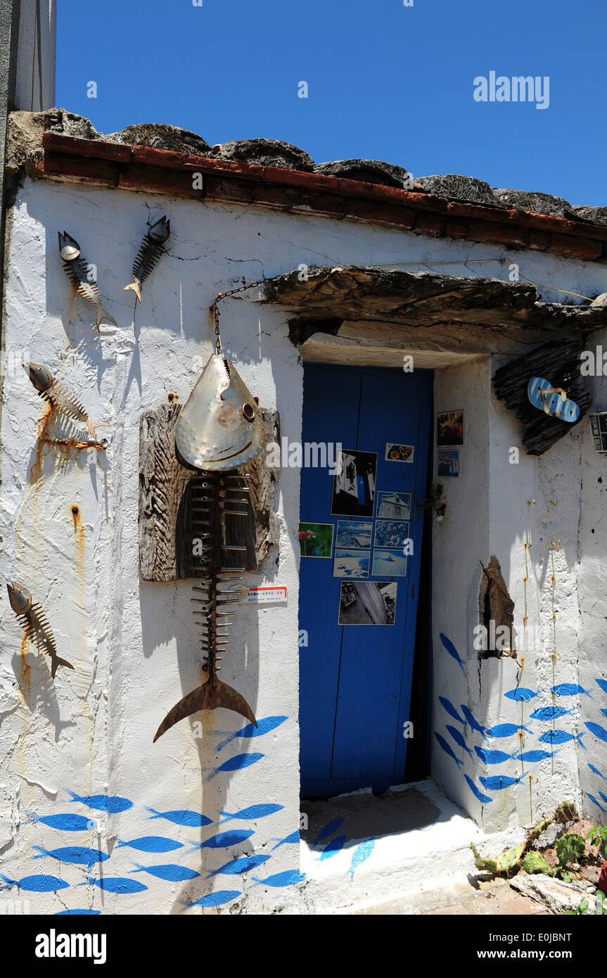 Schuppen dekoriert mit Fisch Objekte Stockfoto