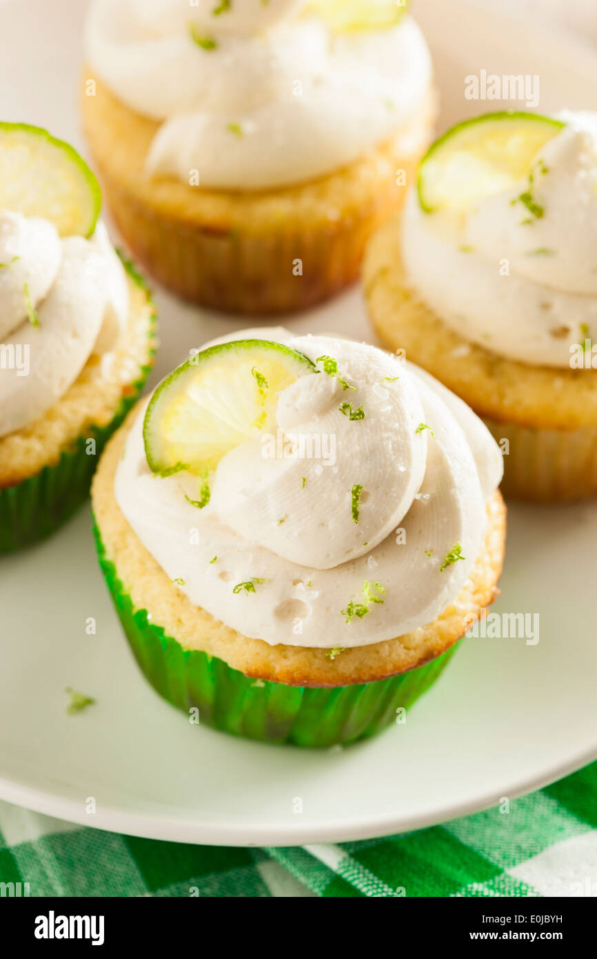 Hausgemachte Margarita Muffins mit Zuckerguss und Limes Stockfoto