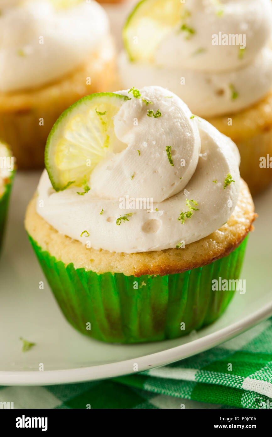 Hausgemachte Margarita Muffins mit Zuckerguss und Limes Stockfoto