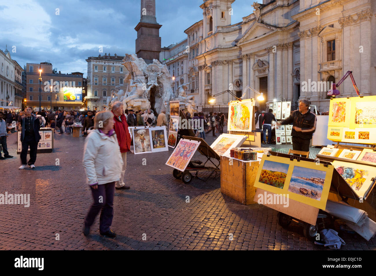 Eine Frau betrachtet man street-Art in der Piazza Navona in der Nacht, Rom Italien Europa Stockfoto