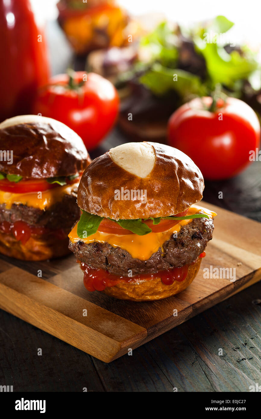 Hausgemachter Cheeseburger Sliders mit Salat, Tomaten und Käse Stockfoto